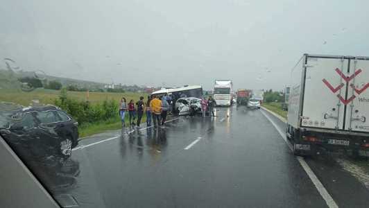 UPDATE - Plan Roşu de intervenţie în Harghita după ce un microbuz şi un autoturism s-au ciocnit. Două persoane au murit, alte 13 au fost rănite. FOTO