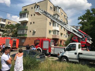 Arad: O persoană a decedat, trei s-au intoxicat cu fum, iar un bloc întreg a fost evacuat în urma unui incendiu. FOTO
