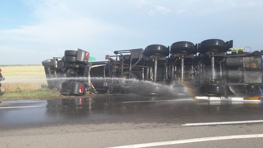 Ilfov: O cisternă încărcată cu bitum transportat la cald s-a răsturnat pe DN 2, la Sineşti