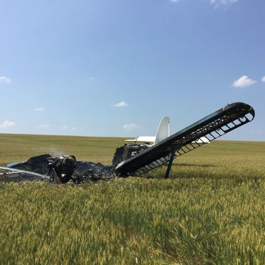 UPDATE - Galaţi: Aterizare forţată a unui avion utilitar  - cele două persoane aflate la bord s-au salvat; în momentul aterizării a fost lovită uşor remorca unui camion. FOTO
