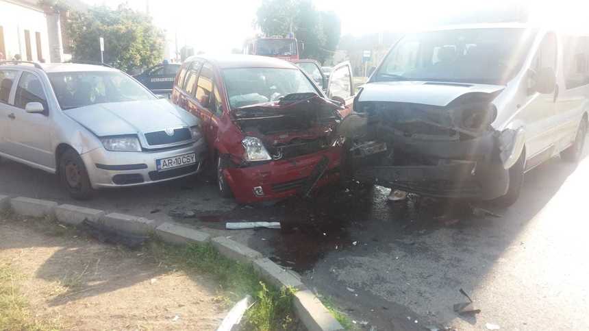 Arad: Şapte persoane rănite, în urma unui accident în care au fost implicate un microbuz şi două autoturisme. FOTO