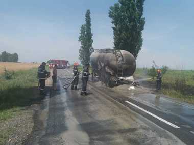 Prahova: Trafic îngreunat pe DN 1D după ce un camion cu ciment a luat foc. VIDEO