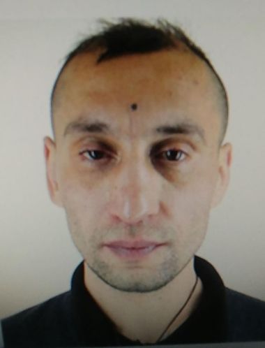Taximetristă din Hunedoara, ameninţată, bătută şi violată de un client; suspectul este recidivist, fiind căutat de poliţişti