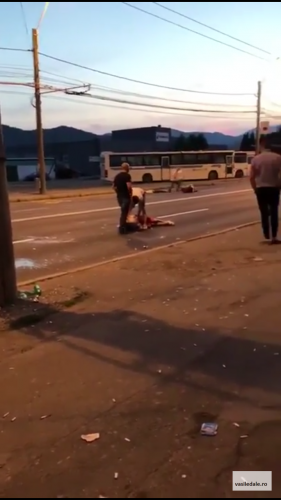 Trei tineri au fost bătuţi cu pumnii şi picioarele, pe un bulevard din Baia Mare, până au rămas inconştienţi; incidentul a fost filmat, iar poliţiştii au reţinut doi bărbaţi. VIDEO