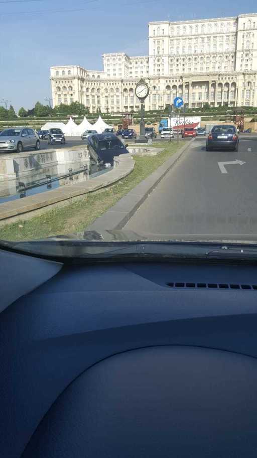 Un şofer a plonjat cu maşina într-una dintre fântânile arteziene din Piaţa Unirii din Capitală