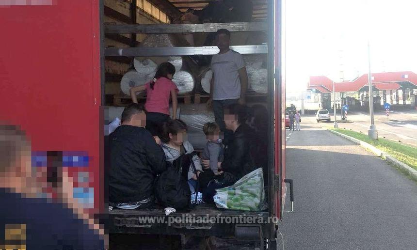 Bihor: 32 de persoane care intenţionau să iasă ilegal din România ascunse în remorca unui automarfar, prinse la frontieră