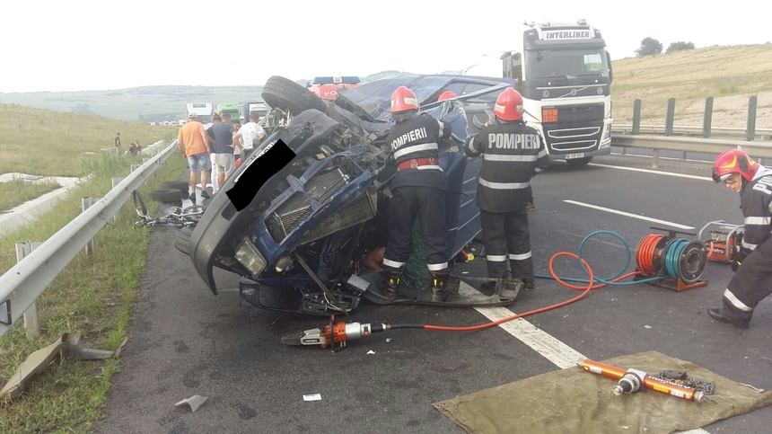 Accident pe Autostrada Sibiu - Orăştie: Un mort şi cinci răniţi după ce două autoutilitare s-au ciocnit. FOTO