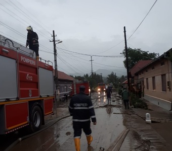 Gorj: Acoperişul unei case din Târgu-Jiu a fost smuls de vânt; pompierii intervin şi pentru îndepărtarea mai multor copaci căzuţi pe carosabil