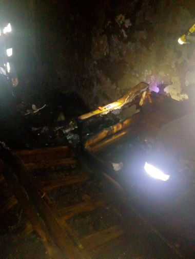 Un tânăr a murit după ce a căzut de la etajul zece al unui bloc din Petroşani, în încercarea de a se salva din locuinţa cuprinsă de incendiu