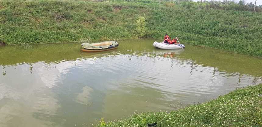 Arad: Un elev care participa la petrecerea finalului de ciclu gimnazial s-a înecat într-o baltă privată pe care se plimba cu barca