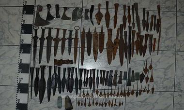 Suliţe, lame de cuţit şi vârfuri de lance susceptibile a face parte din patrimoniul naţional, găsite în maşina unui bărbat ce încerca să iasă din ţară 