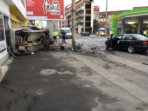 Patru răniţi, între care un adolescent de 16 ani inconştient, după ce două maşini s-au ciocnit în municipiul Sibiu - FOTO, VIDEO