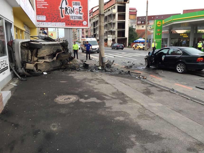 Patru răniţi, între care un adolescent de 16 ani inconştient, după ce două maşini s-au ciocnit în municipiul Sibiu - FOTO, VIDEO