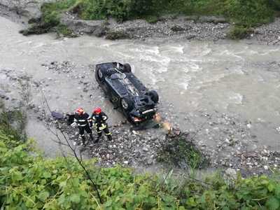 Braşov: Trei adulţi şi un copil de doi ani au fost răniţi după ce o maşină a căzut în râu, de la o înălţime de nouă metri. FOTO