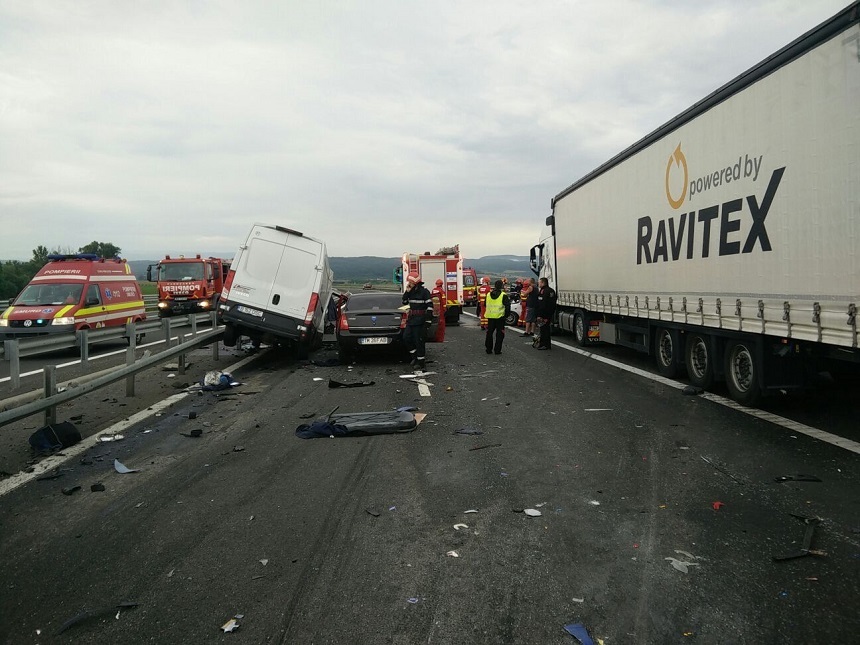 UPDATE - Patru oameni au murit  şi trei au fost răniţi în urma unui accident rutier după ce o maşină a intrat pe contrasens pe autostrada A1. Traficul rutier a fost reluat după aproape trei ore - FOTO


