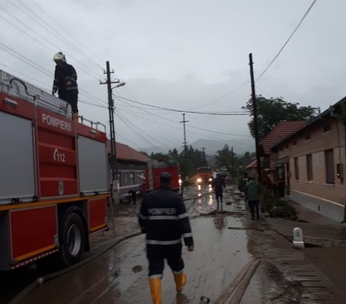 Galaţi: Opt locuinţe şi 35 de anexe gospodăreşti inundate, în urma unei ploi torenţiale
