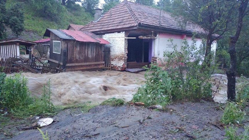 Vâlcea: Un bărbat a murit luat de viitură; apele unui pârâu din localitatea Băbeni riscă să se reverse, populaţia fiind prealertată; structura de rezistenţă a unui pod, afectată de aluviuni, în urma ploilor abundente