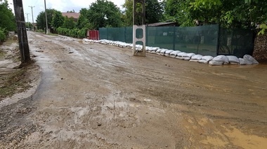 Peste 200 de gospodării dintr-un sat arădean, inundate în urma unei ploi torenţiale. Localitatea este inundată a patra oară în opt zile - FOTO

