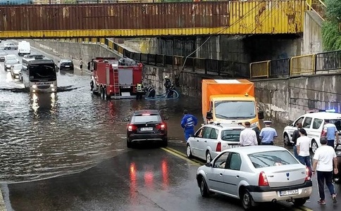 ISU Bucureşti - Ilfov acţionează în Otopeni, din cauza apei acumulate pe DN1, şi în Pasajul Jilava în urma ploii abundente