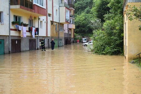 Reşiţa: Doi copii salvaţi de pompieri dintr-un tomberon, unde s-au refugiat după ce străzile au fost acoperite de ape în urma ploilor torenţiale