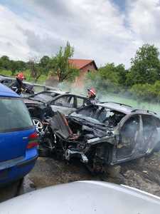 Bistriţa-Năsăud: Şapte autoturisme au fost avariate într-un incendiu de proporţii produs la un service auto. FOTO/ VIDEO