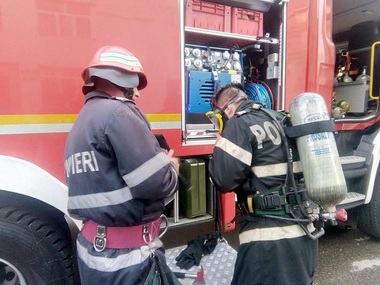 Locatarii unui bloc din Curtea de Argeş, evacuaţi prin balcoane după ce casa scării s-a umplut cu fum în urma unui incendiu. FOTO