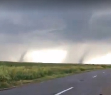 Tornade în judeţul Galaţi. Gospodării şi străzi inundate în mai multe localităţi. VIDEO