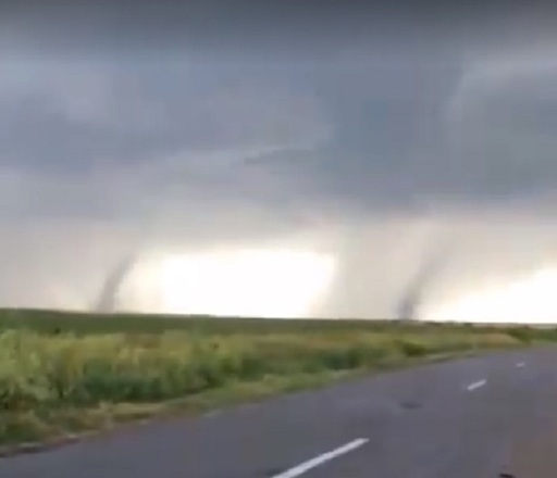 Tornade în judeţul Galaţi. Gospodării şi străzi inundate în mai multe localităţi. VIDEO