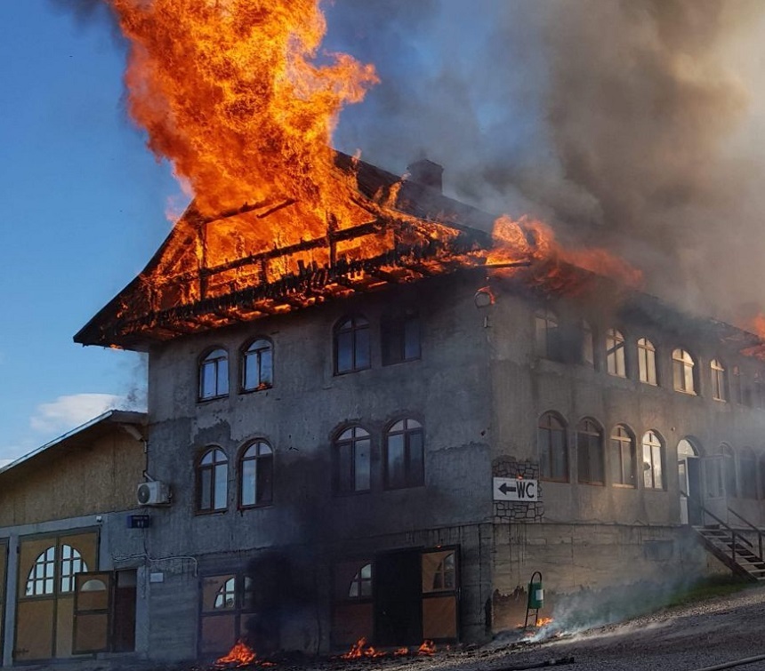 Suceava: Incendiul de la Mănăstirea Roşiori a fost lichidat; flăcările au pornit de la o sobă