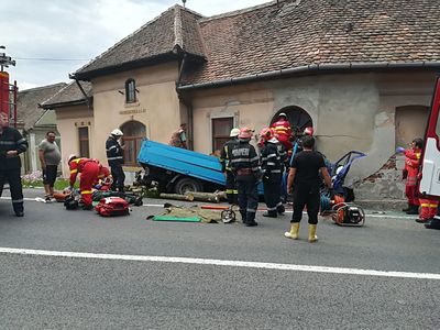 Sibiu: Trei persoane, rănite după ce un camion plin cu lemne a intrat în zidul unei case, pe DN 1. FOTO/ VIDEO