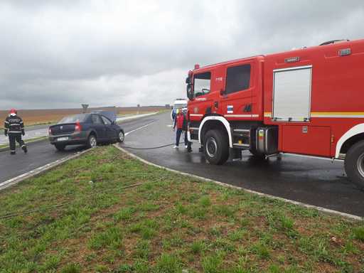 Un microbuz plin cu cetăţeni bulgari şi un autoturism s-au ciocnit violent pe şoseaua de centură a Alexandriei. Patru persoane au fost rănite. FOTO/ VIDEO