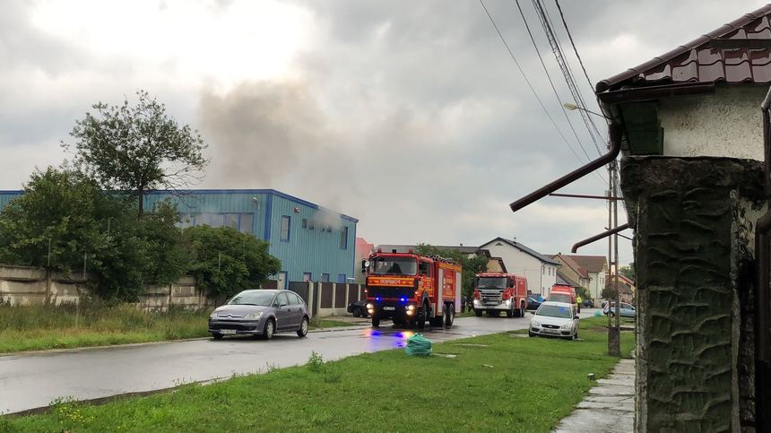 Incendiu la o fabrică de încălţăminte din Braşov; focul a afectat 800 de metri pătraţi, dar nu există victime