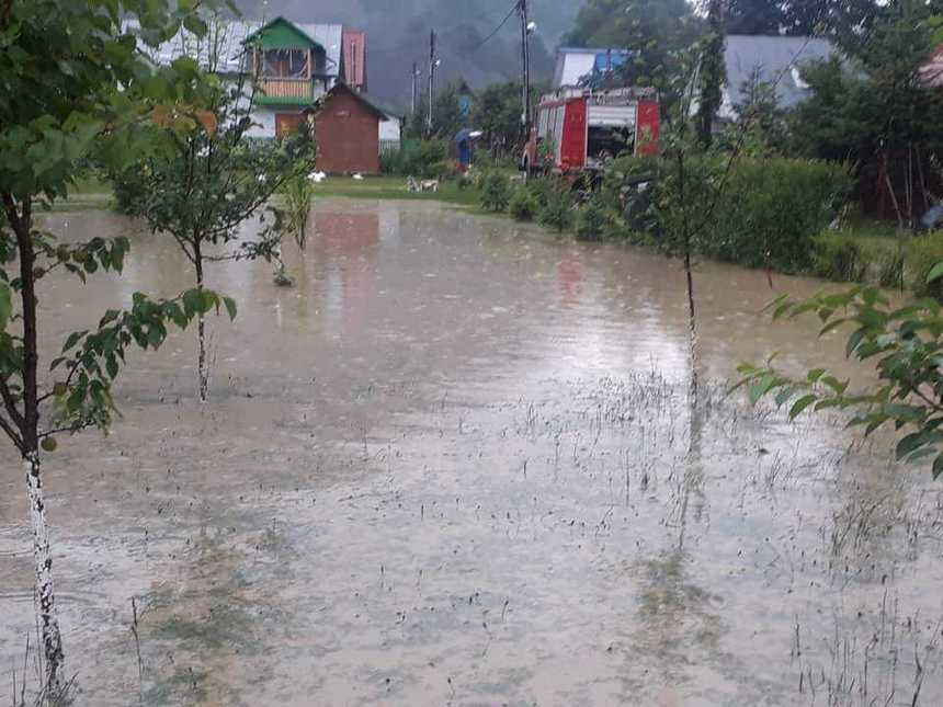 Inundaţii în mai multe localităţi din Vrancea şi Buzău. În Vrancea, sute de familii au rămas izolate după ce un drum a fost distrus de ape. FOTO