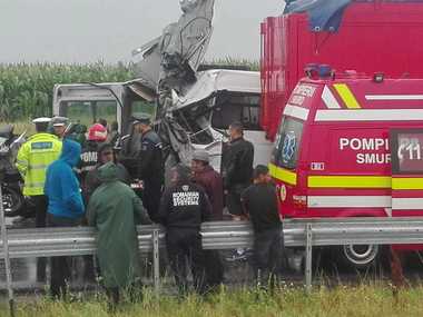 Brăila: Doi morţi şi patru răniţi în urma unui accident în care a fost implicat un microbuz cu pasageri. FOTO