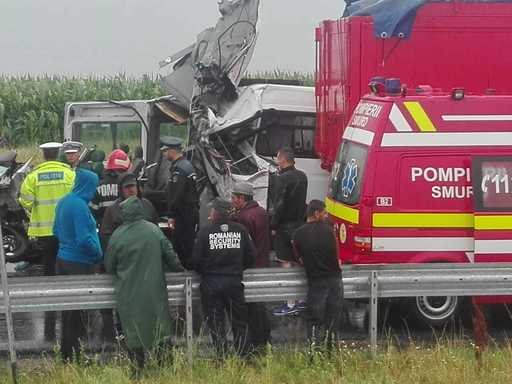 Brăila: Doi morţi şi patru răniţi în urma unui accident în care a fost implicat un microbuz cu pasageri. FOTO