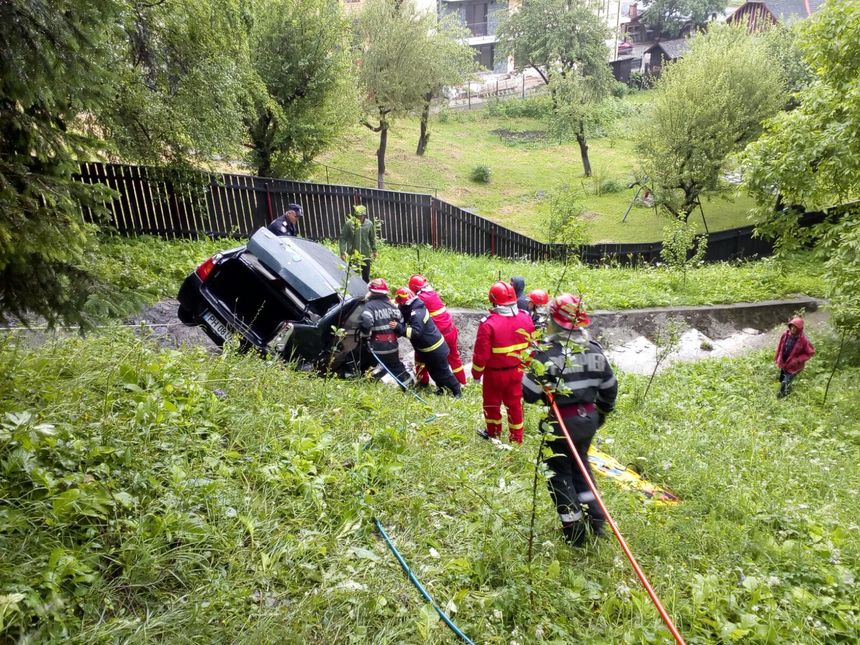 Prahova: Un autocar plin cu turişti francezi s-a ciocnit cu un autoturism care după impact a căzut într-o râpă. O persoană şi-a pierdut viaţa. VIDEO