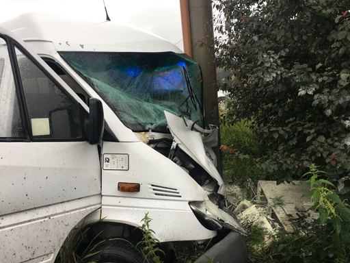 Două microbuze s-au ciocnit pe şoseaua de centură a oraşului Săcele; şoferii, grav răniţi. FOTO