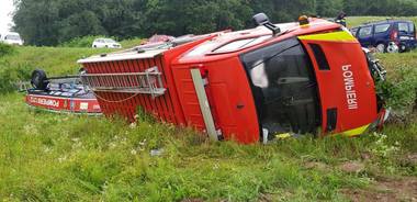 Nouă persoane, între care şase pompieri care mergeau la o intervenţie la inundaţii, rănite într-un accident în judeţul Bacău