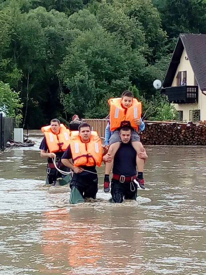 UPDATE - 84 de localităţi din 17 judeţe sunt afectate de inundaţii, aproape 600 de persoane au fost evacuate. Au fost distribuite alimente şi saci de dormit. FOTO/VIDEO