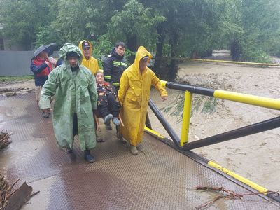 Peste 260 de oameni din judeţele Neamţ şi Covasna sunt evacuaţi din cauza inundaţiilor