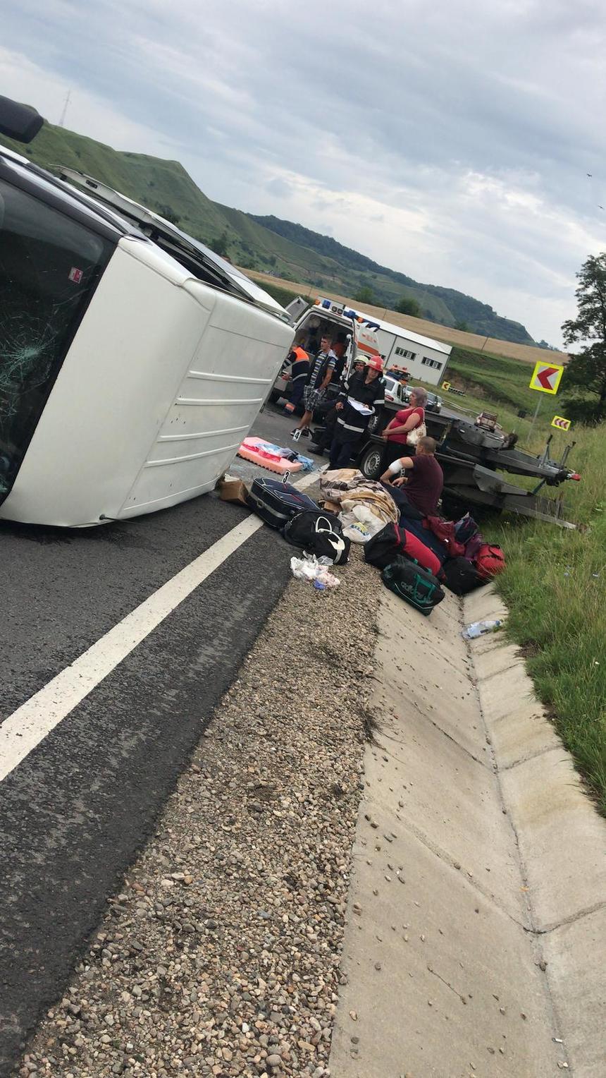 Sibiu: Patru persoane, rănite după ce microbuzul în care se aflau s-a răsturnat pe DN 14