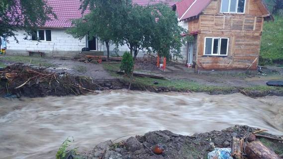 O nouă avertizare cod roşu de inundaţii pentru judeţele Harghita, Neamţ, Bacău şi Covasna până la ora 24.00. Pentru Braşov este cod roşu până la ora 18.00