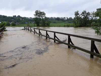 Vrancea: Două persoane căutate după ce ar fi fost luate de viituri. Botoşani: 22 de oameni, între care 11 copii, evacuaţi de pompieri din calea apelor