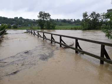 Vrancea: Două persoane căutate după ce ar fi fost luate de viituri. Botoşani: 22 de oameni, între care 11 copii, evacuaţi de pompieri din calea apelor