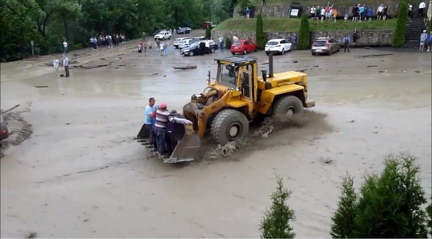 Inundaţii la Mănăstirea Bârsana din Maramureş; oamenii sunt evacuaţi cu ajutorul unui buldozer. VIDEO