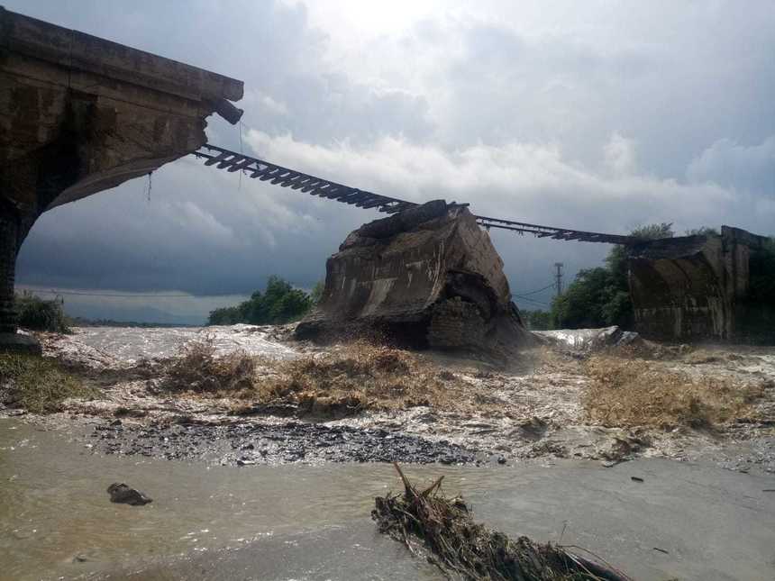 Un pod de cale ferată s-a prăbuşit în Braşov din cauza unei viituri; circulaţia a fost închisă. FOTO/VIDEO