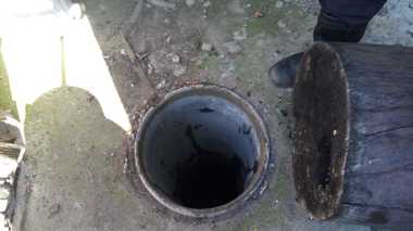 Dolj: Copil de doi ani căzut într-o fântână, scos de pompieri. El era conştient şi a fost dus la spital. FOTO/VIDEO