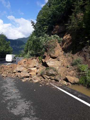 Vrancea: Trafic restricţionat pe DN 2N după ce pe şosea au căzut pietre de pe versanţi. FOTO