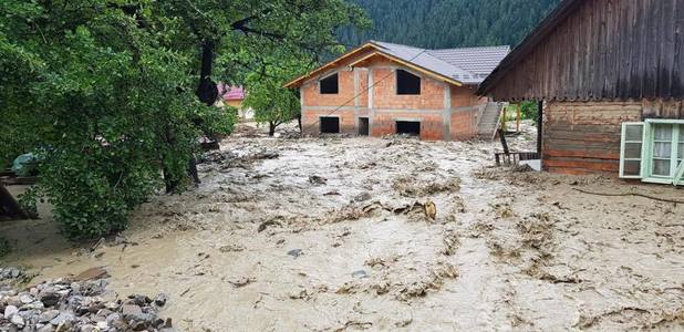 Argeş: Intervenţie pentru recuperarea a cinci turişti rămaşi izolaţi la poalele munţilor Făgăraş