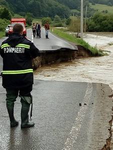 Circulaţia rutieră este în continuare închisă pe patru drumuri naţionale din cauza inundaţiilor